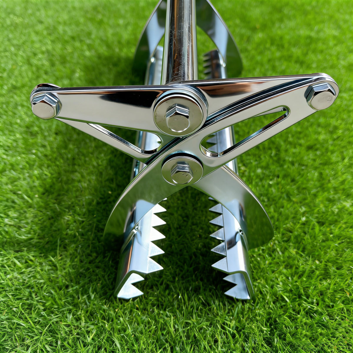 Heavy-duty Turf Gripper Claw - Professional synthetic grass installation tool for stretching, securing edges and tensioning