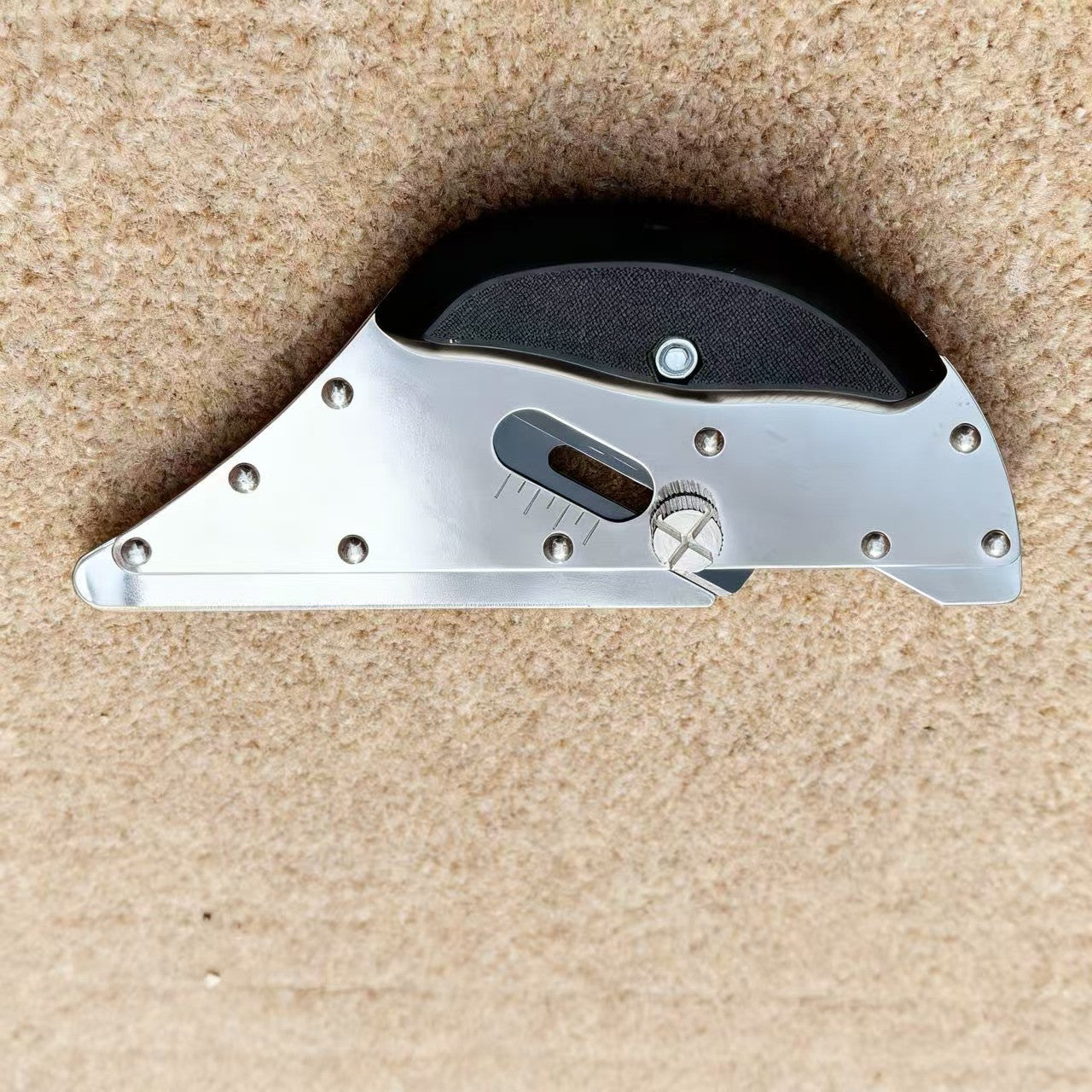 Loop Pile Row Cutter - Professional carpet and artificial grass cutting tool for precise edge trimming