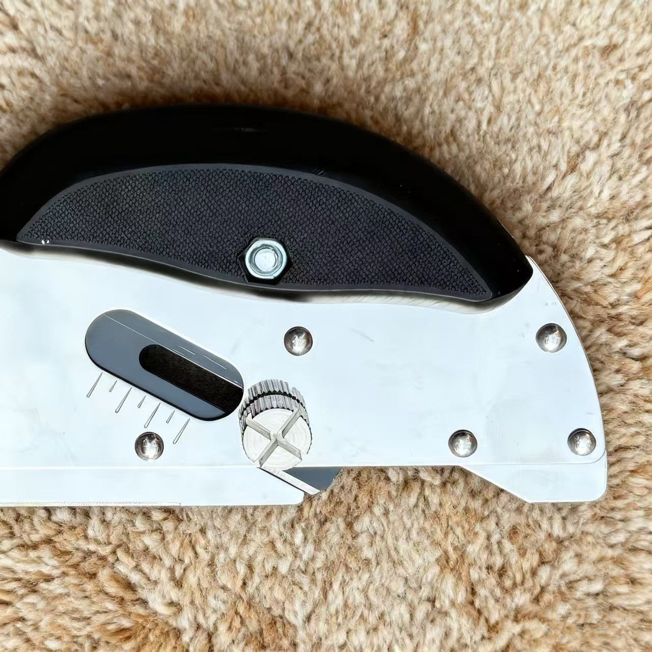 Loop Pile Row Cutter - Professional carpet and artificial grass cutting tool for precise edge trimming