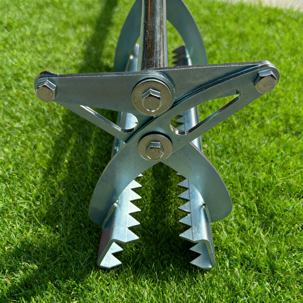 Heavy-duty Turf Gripper Claw - Professional synthetic grass installation tool for stretching, securing edges and tensioning