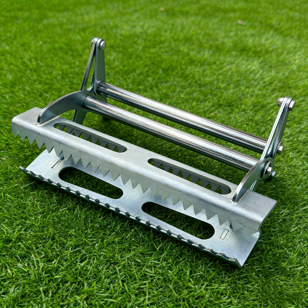 Heavy-duty Turf Gripper Claw - Professional synthetic grass installation tool for stretching, securing edges and tensioning