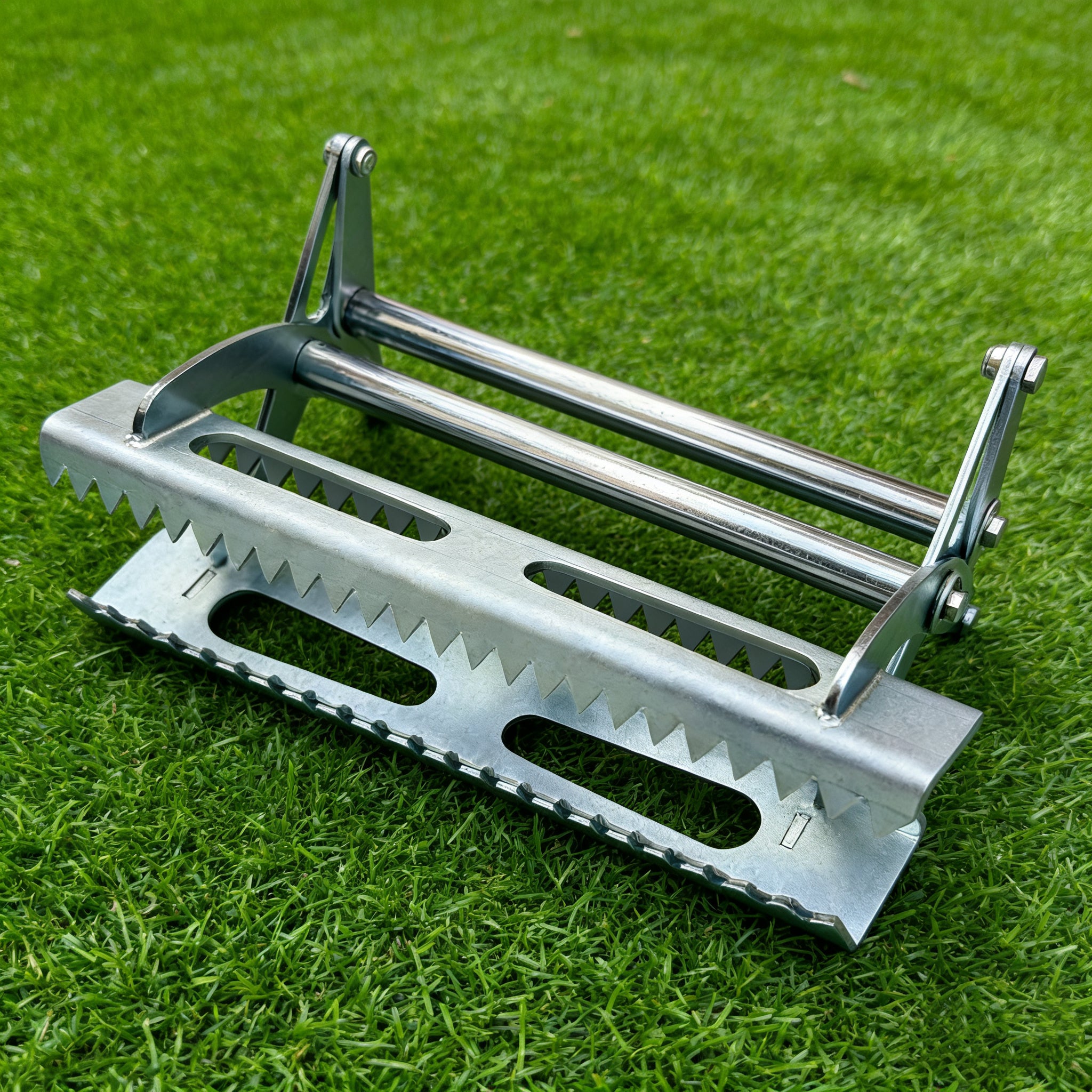 Heavy-duty Turf Gripper Claw - Professional synthetic grass installation tool for stretching, securing edges and tensioning