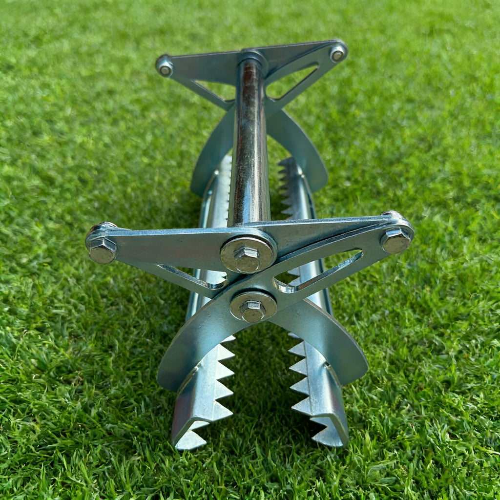 Heavy-duty Turf Gripper Claw - Professional synthetic grass installation tool for stretching, securing edges and tensioning