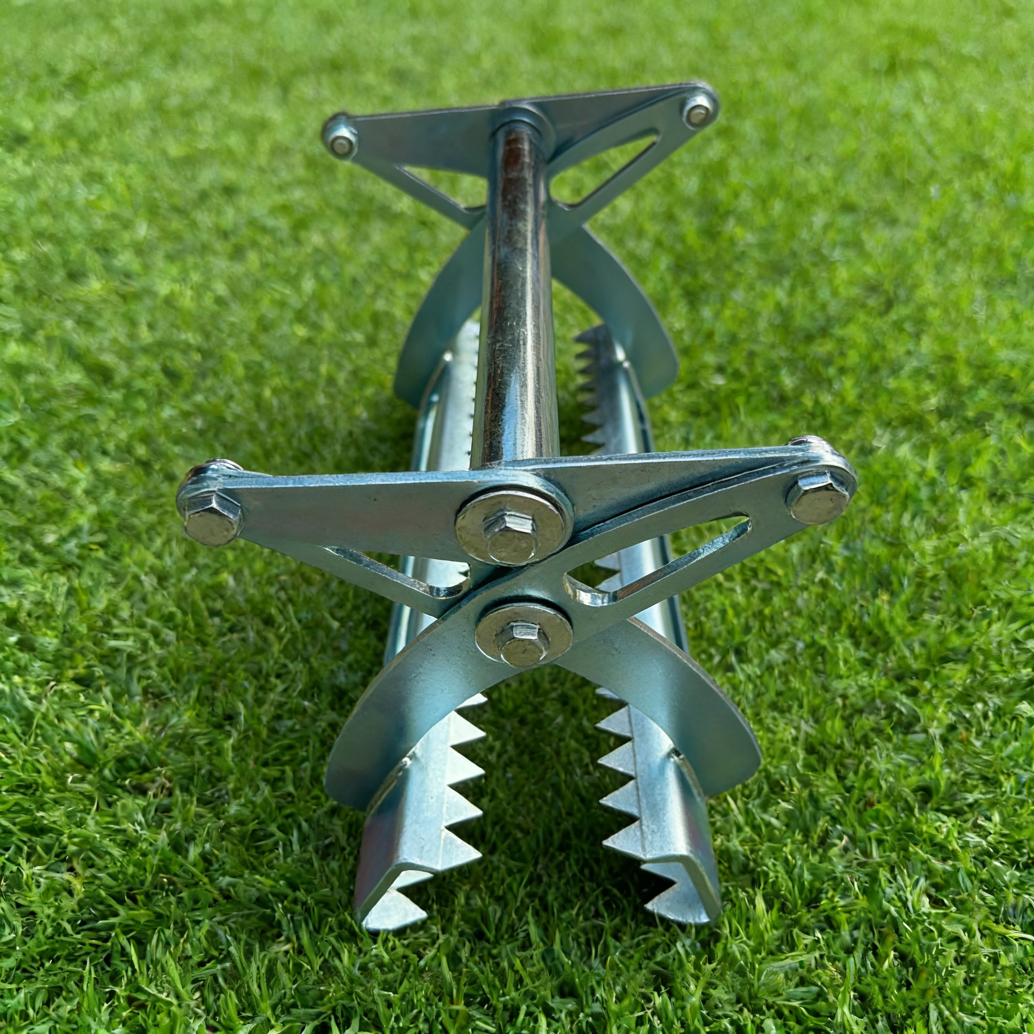 Heavy-duty Turf Gripper Claw - Professional synthetic grass installation tool for stretching, securing edges and tensioning